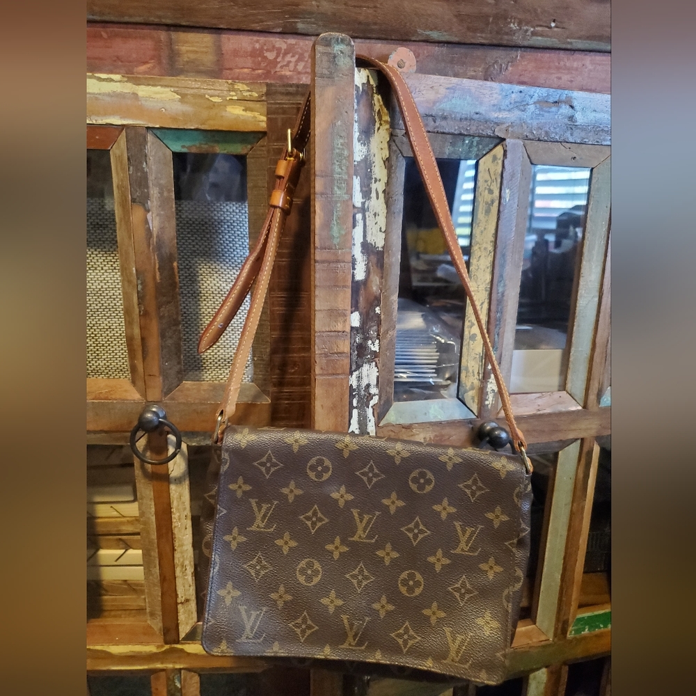 LV flap purse